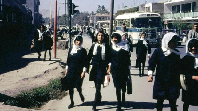 Bild: NDR/Dr. Bill Podlich Afghanische Schulmädchen in Kabul auf dem Weg zur Schule, Afghanistan 1967/68