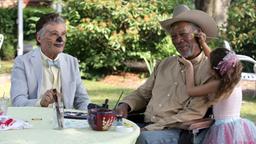 Al (Fred Willard, li.) und Monte (Morgan Freeman) amüsieren sich über die kleine Flora (Nicolette Pierini)