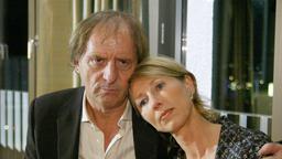 Albert Marquard (Günther Maria Halmer) und seine Frau Vera (Petra Zieser) versuchen noch immer, über den Tod ihres Sohnes hinwegzukommen.