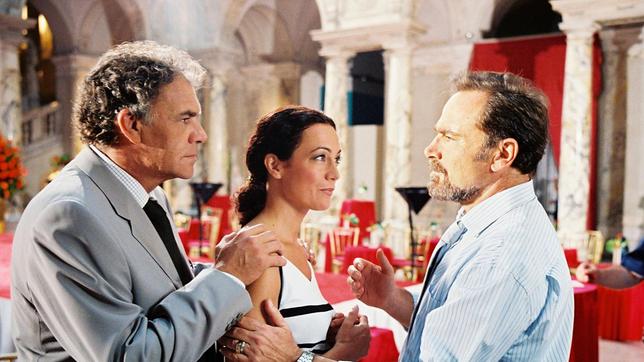 Bild: ARD/Degeto/Stefan Haring Albert Steininger (Christian Kohlund, li.) und Alpha (Barbara Wussow) sind froh, dass der italienische Modedesigner Pietro Bellini (Franco Nero) mit Aphrodite kooperieren will.