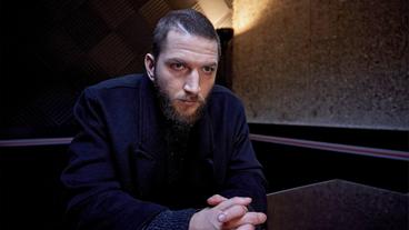 Bild: ARD Degeto/Neil Sherwood Alex Barnes (Nikola Trifunovic) wird verhört