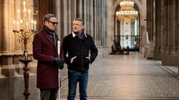 Alexander Haller (Philipp Hochmair, li.) und Niko (Andreas Guenther) wollen in der Kirche ein Akustikexperiment durchführen.