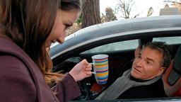 Alexandra (Sophie Wepper) bringt ihrem Vater Wendelin (Fritz Wepper) eine Tasse Kaffee ans Auto, in dem er aus Sorge um seine Tochter übernachtet hat.