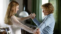 Alexandra (Gaby Dohm, re.) ist überglücklich, dass ihre Tochter Nina (Suzan Anbeh) heiratet.