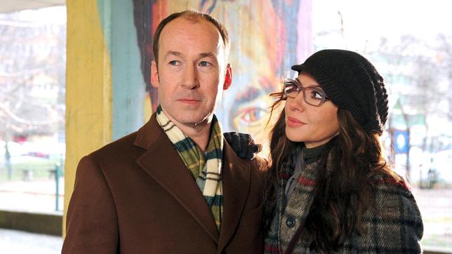 Alexandra (Simone Thomalla) und Gregor (Ulrich Noethen) können ihre Gefühle füreinander nicht verbergen.