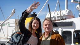 Alexandra (Sophie Wepper) und ihr Vater Wendelin (Fritz Wepper) sind in Schweden angekommen.
