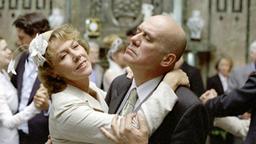 Alexandra (Gaby Dohm) und Oskar (Hanns Zischler) tanzen ausgelassen.