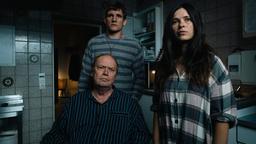 Alfons Taubenbaum (Artus Maria Matthiessen) und seine Kinder Hannes (Frederik Bott) und Lisa (Anna Fischer) kümmern sich nicht nur um die Toten, sie kannten sie meistens auch persönlich.
