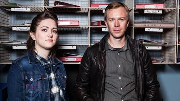 Bild: ARD Degeto/ITV Studios Alison McIntosh "Tosh" (Alison O’Donnell) und Sandy Wilson (Steven Robertson) sind als Einheimische für den Rückkehrer Jimmy Perez von großer Bedeutung.