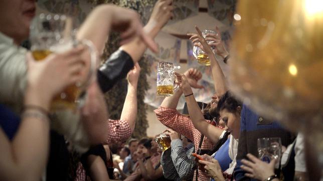 Bild: rbb Alkohol: Kein Stoff der Welt ist uns so vertraut und in seiner Wirkung so unglaublich vielfältig. Man bekommt ihn überall - und er beeinflusst alle 200 Milliarden Neuronen des menschlichen Gehirns. Doch kaum jemand bezeichnet Alkohol trotz seiner psychoaktiven und Zellen zerstörenden Wirkung als Droge. Aber warum lassen wir den Tod von jährlich drei Millionen Menschen weltweit einfach so zu? - Oktoberfest.