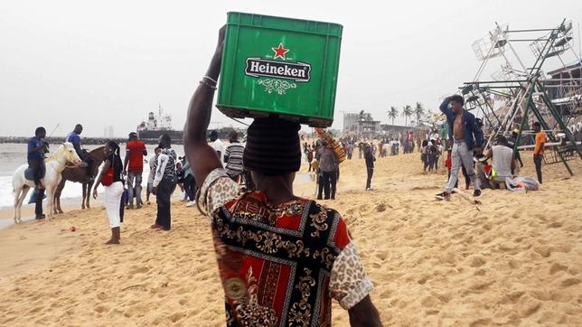 Bild: rbb Alkohol: Kein Stoff der Welt ist uns so vertraut und in seiner Wirkung so unglaublich vielfältig. Man bekommt ihn überall - und er beeinflusst alle 200 Milliarden Neuronen des menschlichen Gehirns. Doch kaum jemand bezeichnet Alkohol trotz seiner psychoaktiven und Zellen zerstörenden Wirkung als Droge. Aber warum lassen wir den Tod von jährlich drei Millionen Menschen weltweit einfach so zu? - Strand in Nigeria - Afrika gilt als Bier-Zukunftsmarkt.