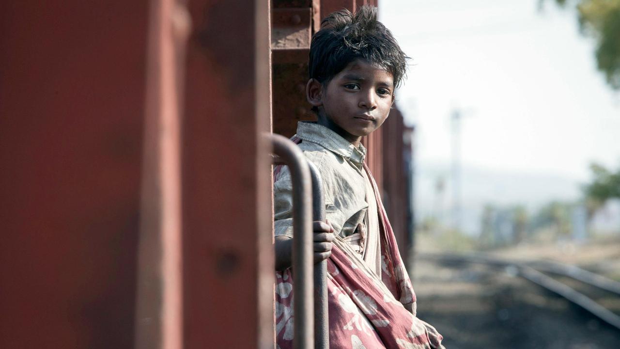 Allein in einem fahrenden Zug: Für den fünfjährigen Saroo (Sunny Pawar) beginnt eine Odyssee.
