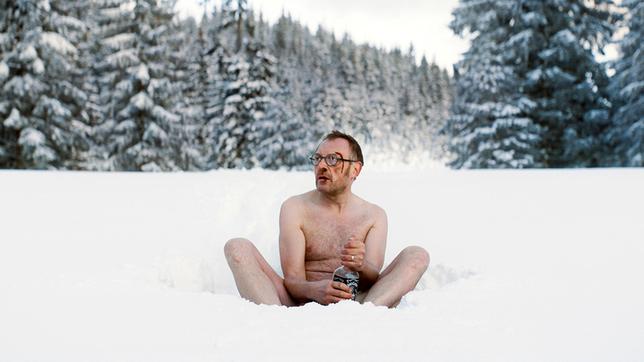 Alleine im Schnee: Georg (Josef Hader) hat es zweifellos übertrieben!