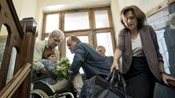 Philip, Harry, Eckart und Ricarda tragen Uschi die Treppe hoch