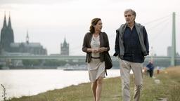 Philip und Ricarda gehen am Flussufer spazieren