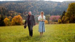 Alois Biesinger (Klaus Pohl) zeigt Sveta (Anna Unterberger) seinen Hof und das Land. Er hat Gefallen an der jungen Rumänin gefunden und macht ihr ein gutes Angebot für ein Leben auf seinem Hof, spätere Heirat allerdings ausgeschlossen.