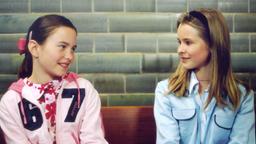 Als Baby vertauscht? Laura (Sarah und Laura Bellini, li.) und Nadja (Charlotte Bellmann).