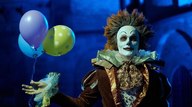 Bild: ARD Degeto/Frank Dicks Als Clown getarnt jagt der Mörder seine Opfer