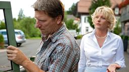 Als Max (Michael Fitz) erneut mit der Ermordung seiner Frau konfrontiert wird, wendet er sich in seiner Trauer von Veronika (Saskia Vester) ab.