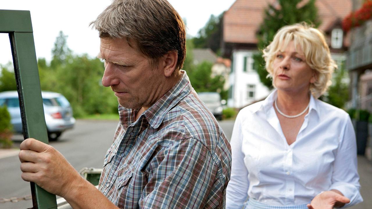 Als Max (Michael Fitz) erneut mit der Ermordung seiner Frau konfrontiert wird, wendet er sich in seiner Trauer von Veronika (Saskia Vester) ab.