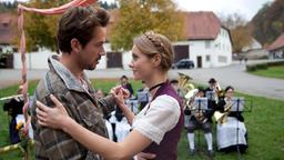 Als Max (Marc Benjamin) und Sveta (Anna Unterberger) beim Geburtstagsfest des alten Biesinger mieinander tanzen, sieht es fast so aus, als könnte was aus den beiden werden …