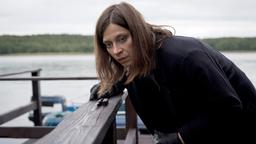 Am Bootshaus: Dr. Wex (Claudia Eisinger) sucht nach Spuren.