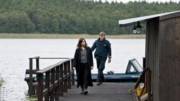 Am Bootshaus: Dr. Wex (Claudia Eisinger) und Leon Pawlak (Sebastian Hülk, re.) suchen nach Spuren.