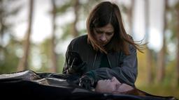 Am Leichenfundort: Dr. Viktoria Wex (Claudia Eisinger, oben) untersucht die tote Dr. Wieczorek (Malgorzata Klara, unten).