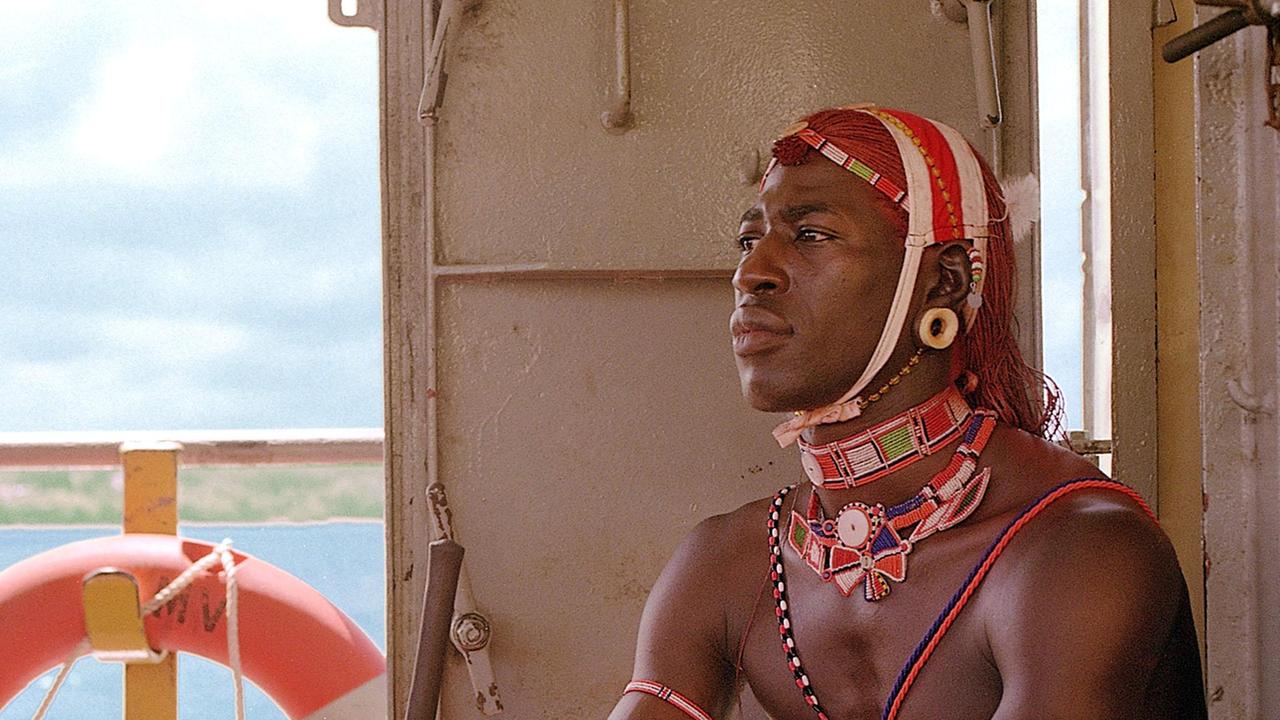 Am letzten Tag der Ferien lernt Carola den Einheimischen Lemalian (Jacky Ido) aus dem Stamme der Samburu, eines Nebenstammes der Massai, kennen.