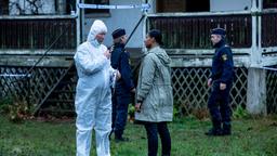 Am Tatort: Ermittlerin Sasha (Lola Zackow, Mitte re.) hofft mit der Spurensicherung endlich auf eine heiße Fährte zu stoßen.