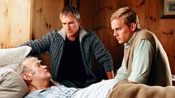 Am Totenbett des Vaters (Kurt Weinzierl) können Benedikt (Markus Böker, Mitte) und Anton (Sebastian Bezzel, re.) sich endgültig wieder versöhnen.