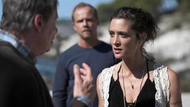 Bild: ARD Degeto/Domagoj Kunic Amanda (Friederike Becht) macht Felix Kepler (Michael Wittenborn) schwere Vorwürfe. Privatdetektiv Hartwig Seeler (Matthias Koeberlin, Mitte) beobachtet den Streit.