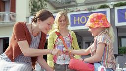 Amelie (Kathrin Kühnel, li.), ihre Schwester Freddy (Bernadette Heerwagen, Mitte) und ihre Tochter Anna (Soraya Richter) genießen die entspannte Atmosphäre Süditaliens.