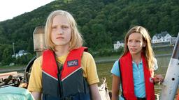 An Bord des Schiffes seines Großvaters lernt Jonas (Sammy Scheuritzel, li.) die nette Lucy (Stella Kunkat) kennen.