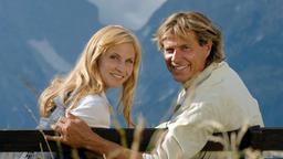 An der Seite seiner Frau Christl (Simone Heher) ist Hansi (Hansi Hinterseer) glücklich.