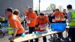 An der Wasserstelle beim Marathon