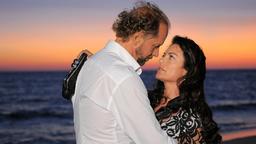 An einem romantischen Abend am Meer kommen Jan (Jochen Horst) und Anna (Christine Neubauer) sich näher.