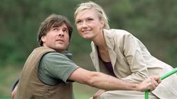 An Steffens (Daniel Morgenroth) Seite lernt Lena (Johanna Christine Gehlen) die bezaubernde Schönheit des ländlichen Hilleritz kennen.
