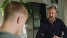 Anders (Jesper Barkselius, re.) erhofft sich von Joel (Leonardo Rojas Lundgren), dem Mitspieler seines ermordeten Sohnes, mehr Hinweise.