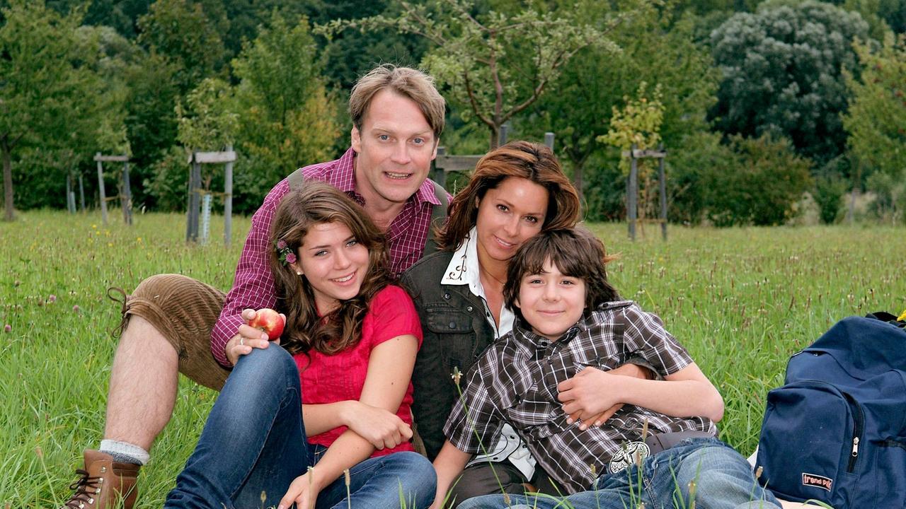 Andrea Bruckheim (Christina Plate) hat einiges erreicht. Das angegliederte Hotel ihres Mannes Thomas (Pierre Besson) ist permanent ausgebucht. Und ihre beiden Teenager-Kinder Eva (Rebecca Martin, li.) und Max (Pascal Andres, re.) sind - von Liebeskummer und Mathe-Hausaufgaben abgesehen - putzmunter.