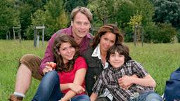 Andrea Bruckheim (Christina Plate) hat einiges erreicht. Das angegliederte Hotel ihres Mannes Thomas (Pierre Besson) ist permanent ausgebucht. Und ihre beiden Teenager-Kinder Eva (Rebecca Martin, li.) und Max (Pascal Andres, re.) sind - von Liebeskummer und Mathe-Hausaufgaben abgesehen - putzmunter.