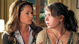 Andrea (Christina Plate, li.) muss ihre unglücklich verliebte Tochter Eva (Rebecca Martin) trösten.