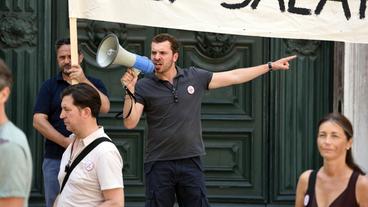 Andrea Santello (Edin Hasanovic) ruft zum Streik vor der Oper auf.