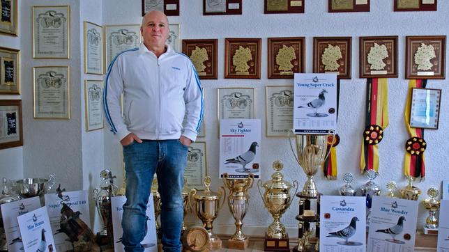 Bild: SWR/Sebastian Bäumler Andreas Drapa vor Pokalen.