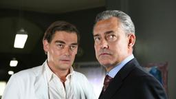 Andrej (Martin Feifel, li.) muss den schwer verletzten Sohn des einflussreichen russischen Geschäftsmannes Wronskji (Rolf Kanies) operieren.