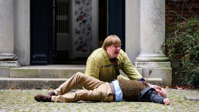 Bild: NDR/Sandra Hoever Andy (Christoph Franken) ist verzweifelt (m. Vedat Erincin).
