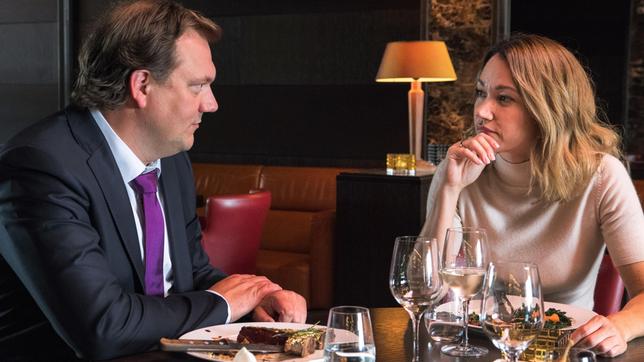 Bild: ARD Degeto/Manju Sawhney Andy (Charly Hübner) misstraut seiner Kollegin Bea (Lisa Maria Potthoff).