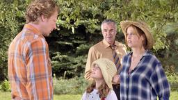 Anna (Ursula Buschhorn, re.) erklärt Nick (Michael von Au, li.) und seiner Tochter Isabelle (Luisa Neuhäuser), dass sie etwas mit ihrem Mann Rolf (Michael Greiling) zu besprechen hat.