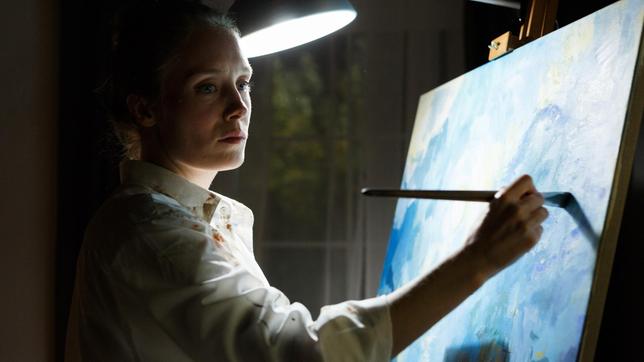 Anna Sorenko (Katharina Heyer) malt so meisterlich wie die großen Meister.