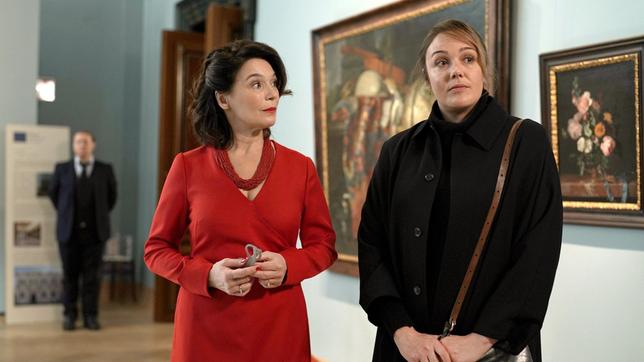 Bild: ARD Degeto/Polyphon Pictures GmbH/Petro Domenigg Anna (Alwara Höfels, re.) spricht mit der Museumsleiterin Alexandra von Reuten (Julia Stemberger).